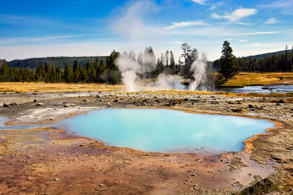 Kara Kum Havzası. Yellowstone Ulusal Parkı 'ndaki Siyah Opal Havuzu. Wyoming 'de. ABD. Ağustos 2020 - Tarih: 10 - 08 - 2023