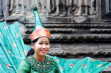 Khmer geleneklerine göre Apsara Dansçıları. Angkor Wat Tapınağı. Siem Reap Kamboçya - Tarih: 11 - 08 - 2023