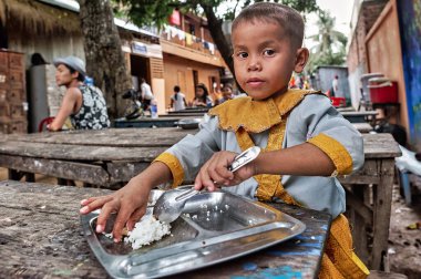 Siem Reap yetimhanesinde öğle yemeği yiyen çocuklar. Kamboçya - Tarih: 12 - 08 - 2023