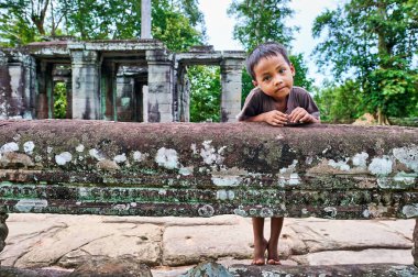 Angkor tapınaklarında sevimli bir çocuk. Siem Reap. Kamboçya - Tarih: 14 - 08 - 2023