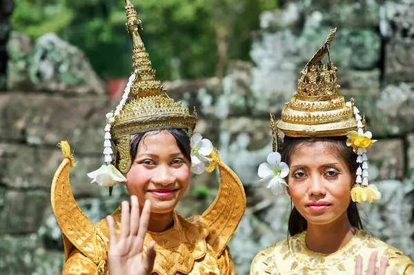 クメールの伝統によると アプサラダンサー アンコール トム寺院 シェムリアップ カンボジア 2023 ストックフォト