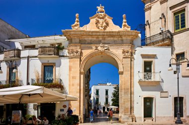 Apulia Puglia İtalya. Martina Franca. Eski kasabaya açılan kapı - Tarih: 26 - 08 - 2023