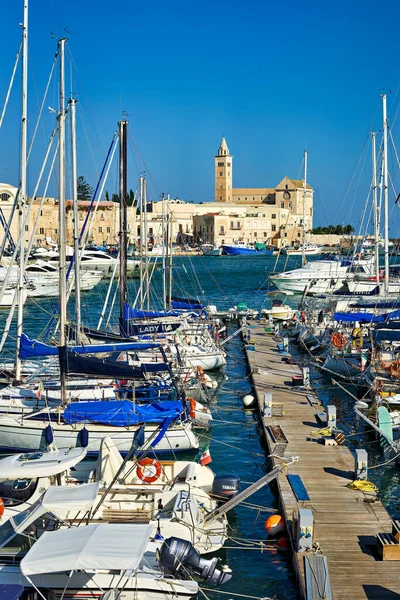 Apulia Puglia İtalya. Trani. Liman - Tarih: 24 - 08 - 2023