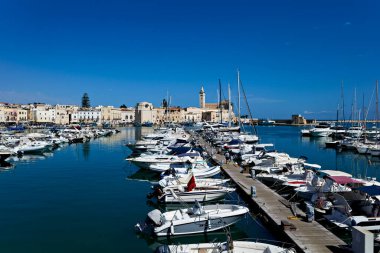 Trani Puglia Salento İtalya. Liman - Tarih: 08 - 07 - 2023