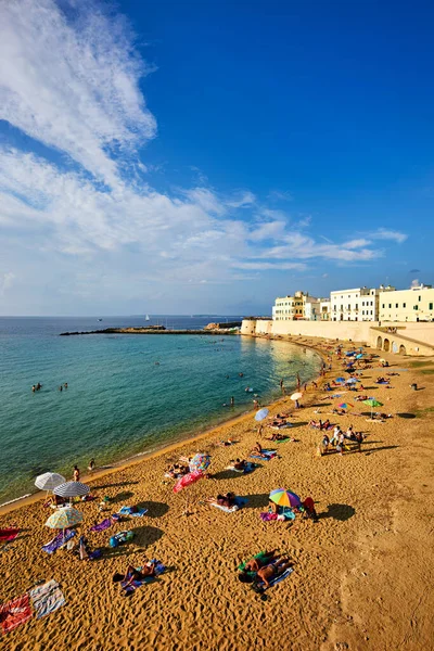 Salento 'da. Apulia Puglia İtalya. Gelibolu. Plajdaki İnsanlar - Tarih: 01 - 09 - 2023