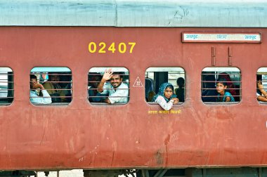 Hindistan Rajasthan. Üçüncü sınıf trendeki yolcular - Tarih: 31 - 07 - 2023