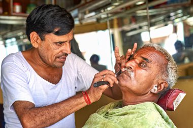 Hindistan Rajasthan. Mandawa Shekawati 'deki berber dükkanı - Tarih: 01 - 08 - 2023