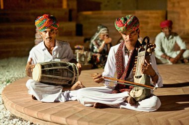 Hindistan Rajasthan. Geleneksel sanat performansı ve Khimsar 'da danslar - Tarih: 03 - 08 - 2023