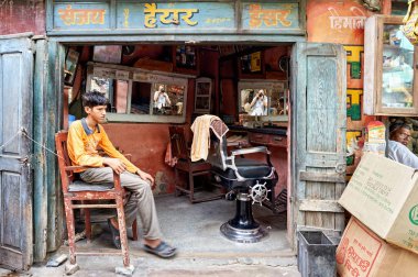 Hindistan Rajasthan. Bikaner 'deki Berber Dükkanı - Tarih: 06 - 08 - 2023