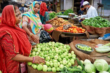 Hindistan Rajasthan Jodhpur. Sardar Pazarı Girdikot. Meyve ve sebze - Tarih: 10 - 08 - 2023
