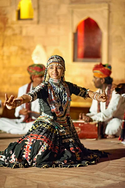 Hindistan Rajasthan. Geleneksel sanat performansı ve Khimsar 'da danslar - Tarih: 03 - 08 - 2023