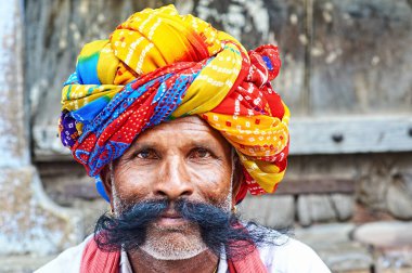 Hindistan Rajasthan Bundi. Çok renkli türbanlı yaşlı bir adamın portresi - Tarih: 15 - 08 - 2023