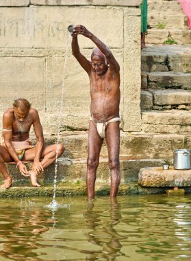 Hindistan. Varanasi Benares Uttar Pradesh. Ganj Nehri üzerindeki kutsal abdestler - Tarih: 02 - 01 - 2023