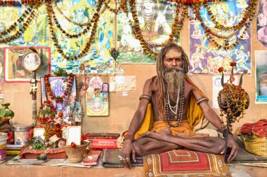 Hindistan. Varanasi Benares Uttar Pradesh. Kutsal bir adam (sadhu) - Tarih: 03 - 01 - 2023