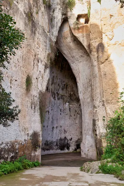 Dionysius 'un Kulağı, İtalya' nın Sicilya adasında bulunan Syracuse şehrindeki Temenites tepesinden oyulmuş bir kireçtaşı mağarası. Ressam Michelangelo da Caravaggio tarafından verilen isim, insan kulağına olan benzerliğinden gelir. Şey... 