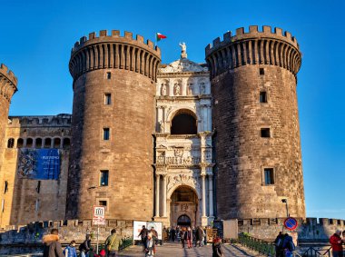 Napoli, Campania, İtalya. Castel Nuovo (Yeni Kale) veya Maschio Angioino, ortaçağ şatosudur.