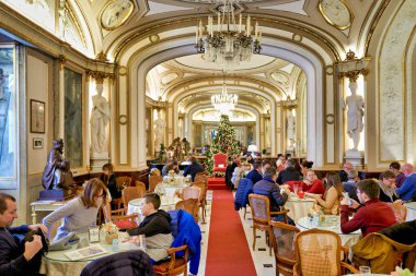 Napoli Campania İtalya. Piazza del Plebiscito 'daki ünlü Caffe Gambrinus - Tarih: 03 - 01 - 2023