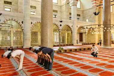 İstanbul hindisi. Süleyman Camii. İnananlar dua eder - Tarih: 29 - 04 - 2023