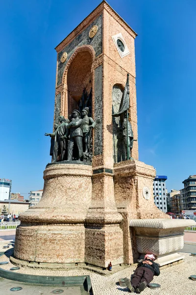 İstanbul hindisi. İtalyan heykeltıraş Pietro Canonica tarafından yapılan Cumhuriyet Anıtı (1928). - Tarih: 28 - 04 - 2023