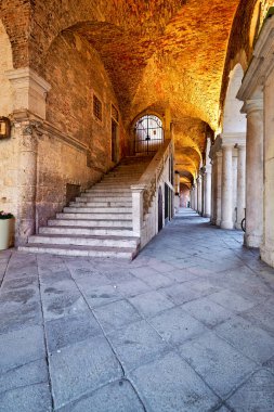 Piazza dei Signori 'de ortaçağ atari salonu. Vicenza, Veneto, İtalya - Tarih: 23 - 03 - 2023