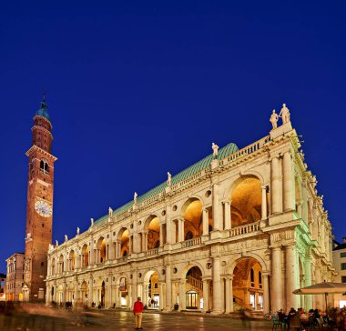 Vicenza, Veneto, İtalya. Bazilika Palladiana, Vicenza 'daki Piazza dei Signori şehir merkezinde bulunan bir Rönesans binasıdır.