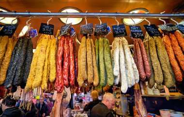 Barselona 'da. Katalonya. İspanya. The Mercat de Sant Josep de la Boqueria, Renkli Sosisler - Tarih: 30 - 12 - 2023