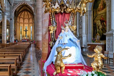 Verona Veneto İtalya. Aziz Anastasia Bazilikası. Madonna heykeli - Tarih: 29 - 04 - 2024