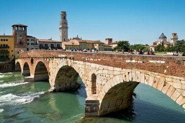 Verona Veneto İtalya. Şehir manzarası. Adige ve Ponte Pietra Nehri (Taş Köprü) - Tarih: 30 - 04 - 2024