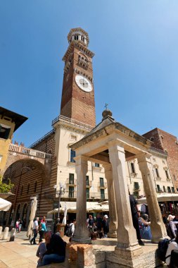 Verona Veneto İtalya. Torre dei Lamberti, Piazza delle Erbe - Tarih: 30 - 04 - 2024