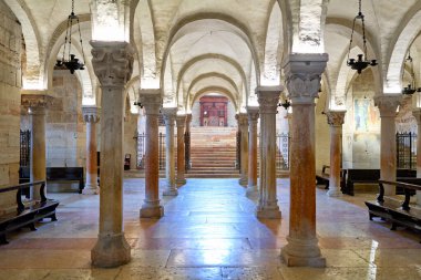 Verona Veneto İtalya. San Zeno Bazilikası. Mezar Odası - Tarih: 01 - 05 - 2024