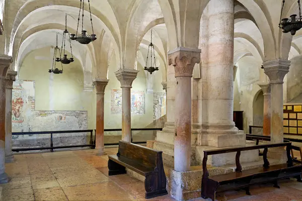 Verona Veneto İtalya. San Zeno Bazilikası. Mezar Odası - Tarih: 01 - 05 - 2024