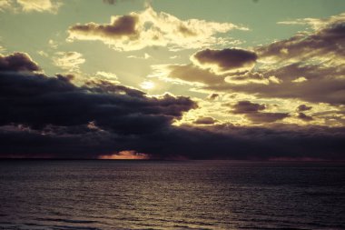 Denizin üzerinde gün batımı, doğa kompozisyonu