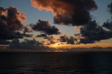 Denizde gün doğumu