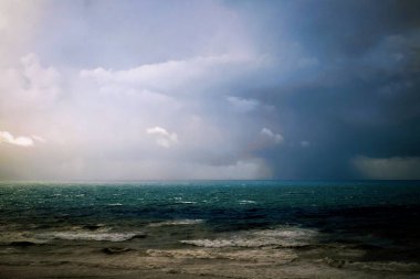 Deniz üzerinde fırtına bulutları, yaz deniz manzarası