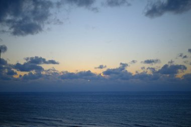 Denizin üzerinde güzel bir gün batımı