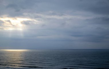 Denizin üzerinde güzel bir gün batımı