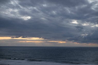 Akdeniz üzerinde dramatik günbatımı