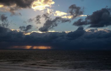 Baltık Denizi üzerinde dramatik fırtına bulutları