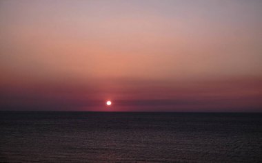 Denizin üzerinde güzel bir gün batımı