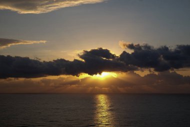 Denizin üzerinde güzel bir gün batımı