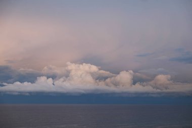 Denizin üzerinde bulutlar