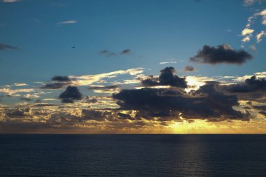 Denizin üzerinde gün batımı
