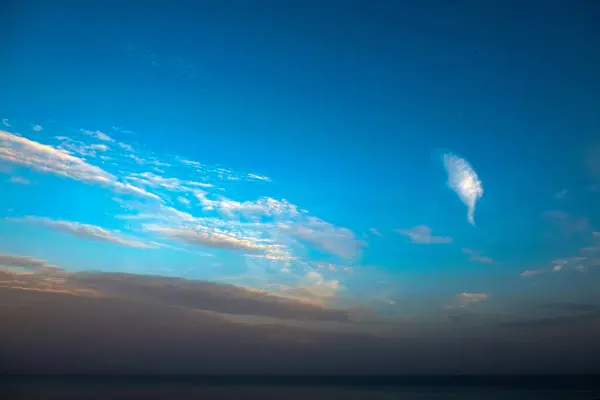 Güzel gün batımı gökyüzü bulutlu