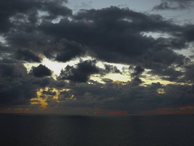 Bulutlu ve denizli karanlık gökyüzü