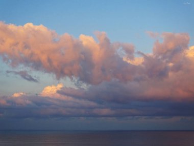 Denizin üzerinde dramatik cennet