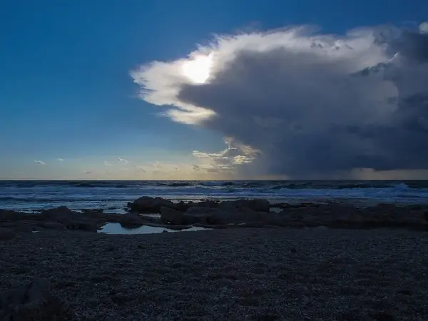 Denizin üzerinde fırtına bulutları
