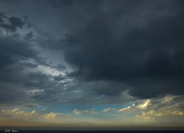 Karanlık gökyüzünde kara fırtına bulutları