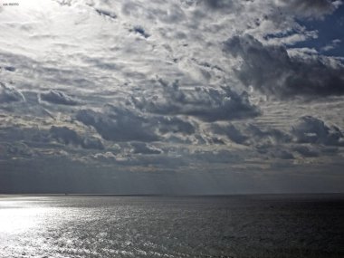 Güneş karanlık bir denizde batıyor.