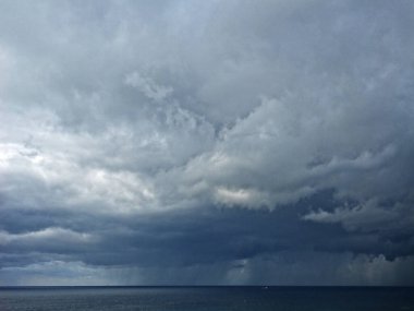 Gökyüzündeki kara bulutlar