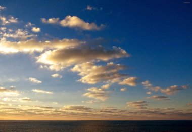 Denizde güzel bir gün batımı